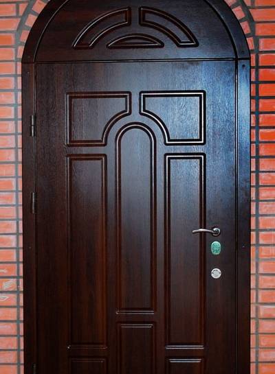 Арочная филенчатая дверь