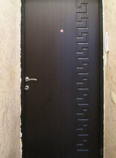 Черная дверь с фрезеровкой