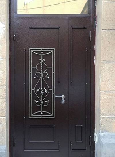 Фото двери с ковкой и стеклянной фрамугой
