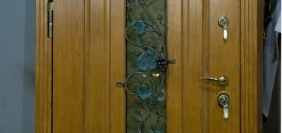 Фото дверей с ковкой и стеклом