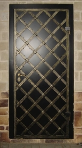 Двери с коваными вставками