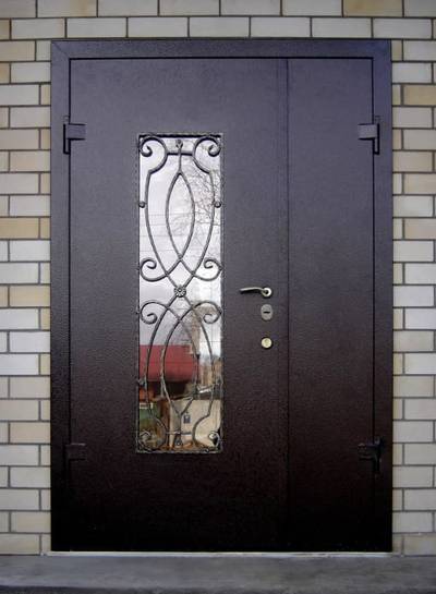 Полуторная коричневая дверь со стеклом