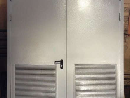 Распашная дверь с вентиляционной решеткой